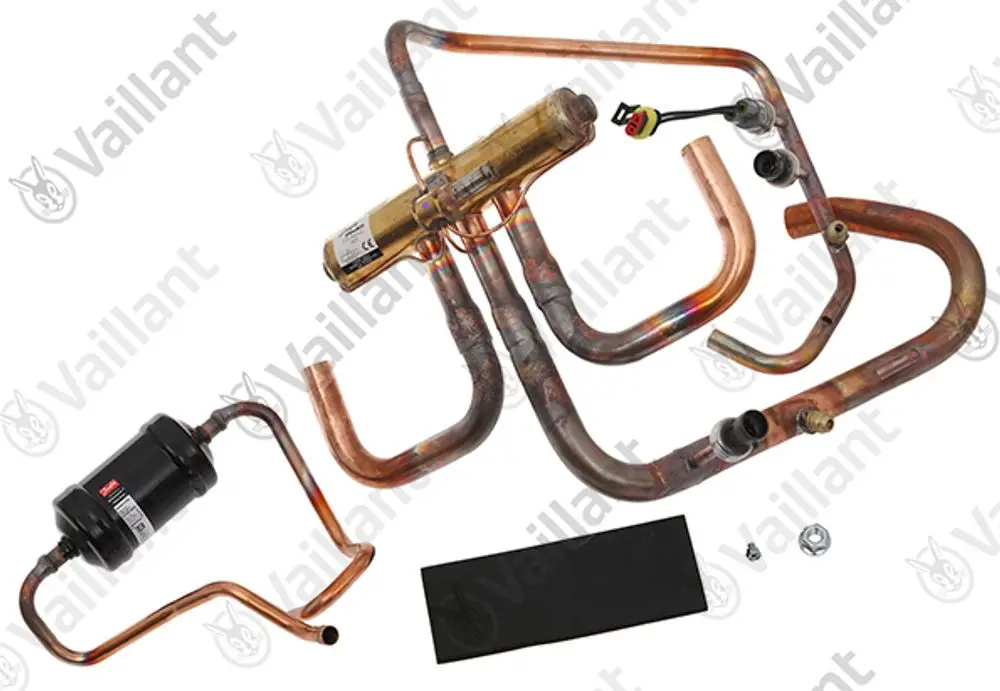 Vaillant 4-Wege-Ventil mit mehreren Kupferrohren, einem schwarzen Behälter und elektrischen Anschlüssen, dargestellt auf hellem Hintergrund.